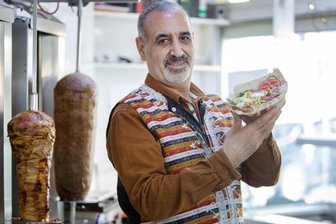 Er hat viele kommen und gehen sehen: Dieser Gastronom verkauft schon seit den 1990er-Jahren Döner in Plauen - Karim Ibrahim ist seit 2006 Chef im „Selin“-Döner, vorher war er angestellt. An den Drehspießen stecken Kalb sowie Pute und Hähnchen.