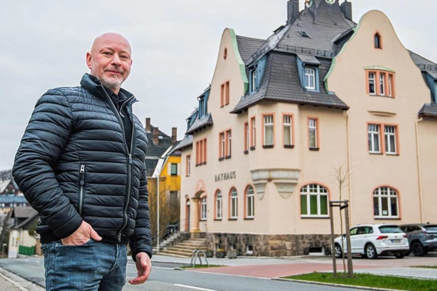 Er hilft Auerbach beim Sparen - Ulf Lange hat seinen Arbeitsplatz im Auerbacher Rathaus - das zugleich eines der Problemgebäude hinsichtlich des Energieverbrauchs ist. 