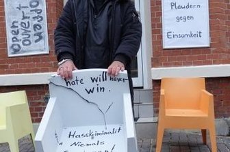 Er hörte die Angreifer "Sieg Heil" rufen - Der Designerstuhl ging bei der Attacke zu Bruch. Helbig hat ihn danach mit einer Botschaft versehen.