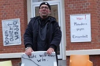Er hörte die Angreifer "Sieg Heil" rufen - Der Designerstuhl ging bei der Attacke zu Bruch. Helbig hat ihn danach mit einer Botschaft versehen. 