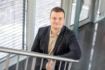 Er ist der einzige neue Fleischergeselle im Vogtland: „Viele junge Menschen kennen es nicht mehr, dass man für Wohlstand richtig arbeiten muss“ - Anton Schmidt im feinen Zwirn. Der Vogtländer bekam zur Feierstunde der Kreishandwerkerschaft Fleischer seinen Gesellenbrief.