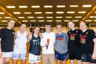 Er ist der Jüngste auf dem Feld und die neue Stimme der Chemcats - Marek Lasch inmitten der Cats (von links: Erin Stroberg, Jessica Kluge, Chiara Mehburger, Lucile Peroche, Carlotte Wahren, Leann Rebentisch). Der 16-Jährige ist neuer Hallensprecher bei den Heimspielen der Basketballerinnen.
