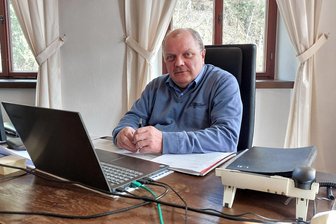 Er ist der Neue auf dem Bürgermeisterstuhl in Muldenhammer: Was Wolfgang Schädlich jetzt anpacken will - Wolfgang Schädlich ist seit Montag der neue Bürgermeister von Muldenhammer. Als Einzelkandidat hatte sich der bisherige Gemeinderat bei der Wahl am 4. Februar durchgesetzt. Sieben Jahr läuft die Amtszeit des 54-Jährigen. Zur Sitzung des Gemeinderates am 24. April soll seine Vereidigung erfolgen.