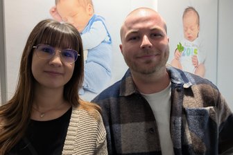 „Er ist meine Jugendliebe“: So bereiten sich Vanessa und Max aus Halsbrücke auf die Geburt ihres Wunschkindes vor - Vanessa (l.) und Max Weiß aus Halsbrücke schauten sich die Geburtsstation am Krankenhaus Freiberg an.