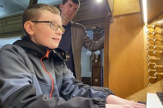 „Er ist so hell, dass man ihn nicht sehen kann“: Ein 13-jähriger Reichenbacher spricht über sein Verhältnis zu Gott - Die erste Orgelstunde. Clemens Michel mit Kantor Andreas Kamprad und Joseph Haydns Trompetenkonzert in der Reichenbacher Trinitatiskirche.