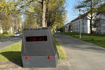 Er ist wieder da: Mobiler Blitzer steht jetzt auf dem Wasserberg in Freiberg - Der mobile Blitzer steht jetzt in Freiberg an der Karl-Kegel-Straße/Höhe Forstweg.