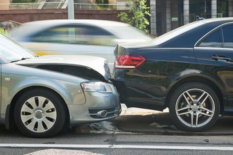 Er kam „wie aus dem Nichts“: Chemnitzer soll Unfälle absichtlich provoziert haben - Binnen drei Jahren war ein Chemnitzer in 15 Unfälle verwickelt. Neun davon hat er nach Auffassung der Staatsanwaltschaft absichtlich verursacht und muss sich deswegen nun vor dem Amtsgericht verantworten.