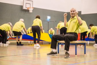 „Er kann nicht ohne Sport“: Wie sich ein Erzgebirger mit 88 Jahren vom Rollator zurück in die Turnhalle kämpft - Zwar noch wackelig und mit Pausen, aber immerhin: Peter Gebauer ist nach langer Krankheit zurück bei den Oelsnitzer Knappen.