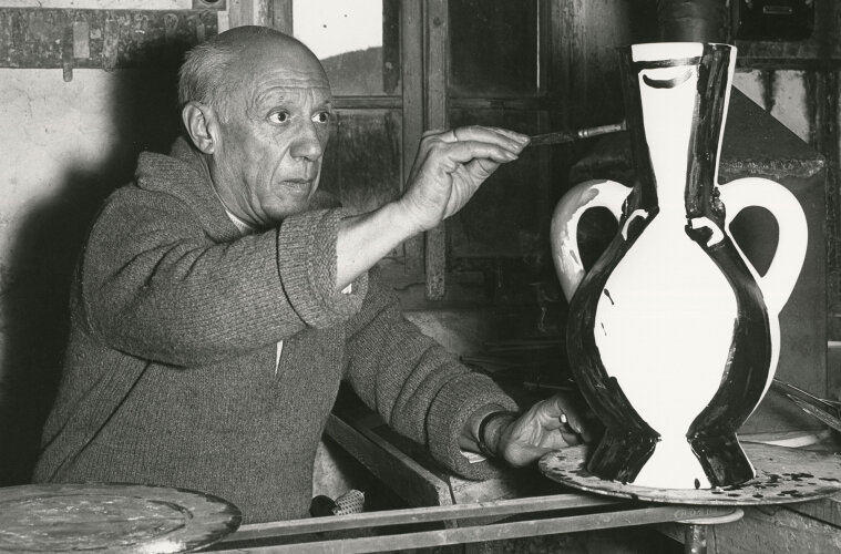 Pablo Picasso (1881-1973) hier in seiner Werkstatt im südfranzösischen Vallauris im Jahr 1953. 