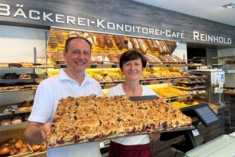 Er kriegt’s gebacken: Das Geheimnis des besten Bäckers von Zwickau - Heiko und Doreen Reinhold mit frischem Pflaumenkuchen. Ihr großes Kuchenangebot – 35 Sorten am Tag – ist nur einer der Gründe, weshalb Kunden die Weißenborner Bäckerei schätzen.