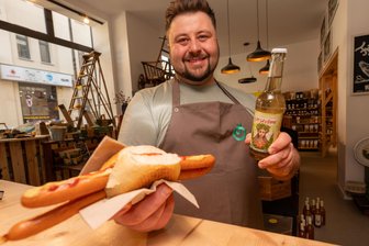 Er kündigte bei VW, um im Vogtland beruflich durchzustarten: Das ist Plauens neuer „Würscht’l-Maa“ - Bei Henry Morgner geht es künftig um die Wurst. Er hat nicht nur den Verkauf der herzhaften Knacker mit und ohne Käse im Regionalware-Geschäft in der Plauener City übernommen.