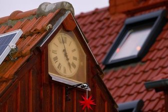 Er lässt es ticken und läuten - Eine weitere Uhr zeigt am Schuppen die Zeit an.