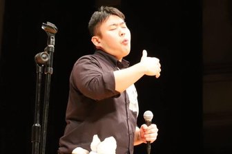 Er pfeift sich eins: Der beste Kunstpfeifer der Welt singt in Zwickau und Plauen am Theater - Yusuke Matsumura bei der Weltmeisterschaft im Kunstpfeifen in Tokio, aus der er im Juni als Erstplatzierter hervorgegangen ist.