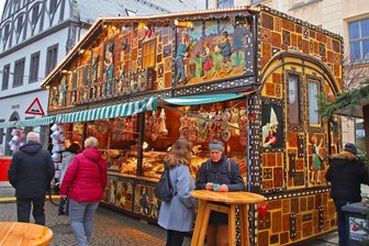 Er schlief sogar in seinem „Knusperhaus“: Matthias Pötzscher und die Geschichte von seinem Abschied vom Zwickauer Weihnachtsmarkt - Wer hier nicht war, der ist nicht wirklich auf dem Zwickauer Weihnachtsmarkt gewesen: Das Knusperhaus gehört seit 1991 dazu. Bis 2023 war Matthias Pötzscher der Chef. Inzwischen hat er es verkauft.