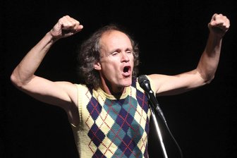 Er schneidet stumpf, aber tief: Olaf Schubert sorgt für volle Ränge im Wasserschloss Klaffenbach - Olaf Schubert live.