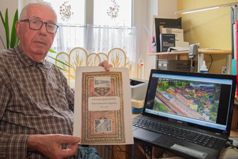 Er schreibt die Geschichte der Oelsnitzer Halbmond-Teppichwerke auf - Der Oelsnitzer Peter Schmidt mit dem Deckblatt seiner Chronik über die Entwicklung des VEB Halbmond-Teppich in Oelsnitz.