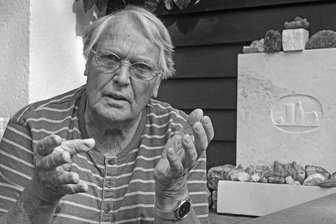 Er schuf nicht nur den „Nackschen Maa“ und die „Neideiteln“: Plauens fleißigster Bildhauer gestorben - Bildhauer Hannes Schulze ist im Alter von 85 Jahren verstorben. Das Foto entstand kurz vor seinem 80. Geburtstag.