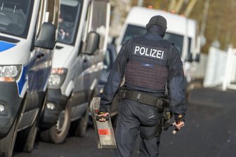 Er soll die PKK in Sachsen geleitet haben: Polizei nimmt 54-Jährigen fest - Die Beamten aus Sachsen wurden von Kollegen aus anderen Bundesländern unterstützt. (Symbolfoto)