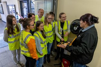 Er soll in Rodewisch Leben retten: Erste Schule im Vogtland schafft Defibrillator an - Kathleen Döhn, DRK Leiterin des Schul-Sanitätsdienstes, erklärt den Schülern den Defibrillator.