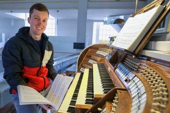 Er spielt auf vielen Instrumenten - Der neue Kantor Dominik Baumann ist künftig in drei Kirchen aktiv. Darüber hinaus will er auch mit den Nachbargemeinden musikalische Projekte umsetzen. 