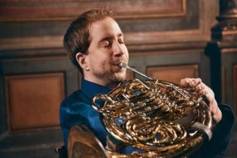 Er spielt das Horn mit dem linken Fuß: Felix Klieser kommt zum Augustusburger Musiksommer - Der renommierte Hornist Felix Klieser tritt zum Augustusburger Musiksommer auf.
