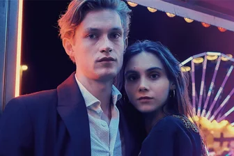 Er spielt schöne Vampire und junge Vergewaltiger: Damian Hardung legt sich trotz „Maxton Hall“ nicht fest - Zelda Zoris (Havana Joy) und Vampir Ben von Greifenstein (Damian Hardung) verlieben sich im Schein von Jahrmarktlichtern.