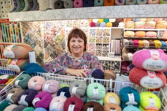 Er stand kurz vor dem Aus: Diesen Plauener Laden gibt es jetzt schon seit 125 Jahren - Antje Vogt ist seit 2000 Inhaberin von Nähmaschinen Günther in Plauen.