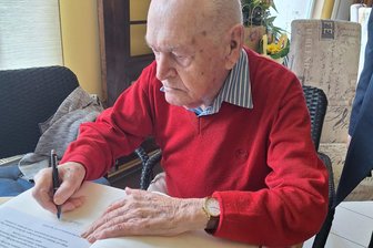 Er trägt das Erzgebirge im Herzen: Künstler Roland Trültzsch wird 100 - Stadt Aue-Bad Schlema ehrt ihn - Der Auer Dichter und Zeichner Roland Trültzsch durfte sich ins Goldene Buch der Stadt Aue-Bad Schlema eintragen.