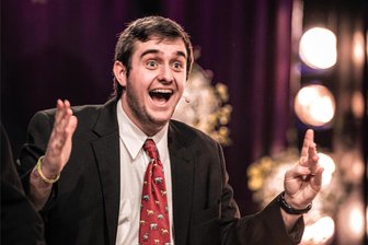 Er übt schon für die „Heute-Show“ im ZDF: Wird dieses Satire-Talent aus dem Vogtland der zweite Oliver Welke? - Lukas Wolf als neuer Oliver Welke? Satirischen Hintersinn und Talent zum Moderieren bringt der 22-jährige Vogtländer mit, wie er in der „Mittnight-Show" bewies. Nach dem Medienstudium will er Radio und Podcasts machen.