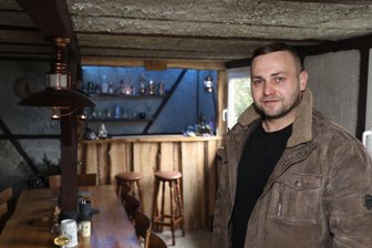 Er war an zig Filmsets im Einsatz: Rückkehrer verwirklicht im Erzgebirge Traum vom Bergwerksschuppen - Marcel Sehm aus Tannenberg in seiner „Schupp", die eher einem zweiten Wohnzimmer gleicht.