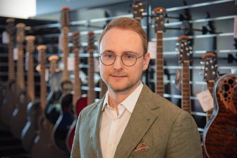 Er war sogar Trauzeuge: Dieser Firmenchef aus dem Vogtland ist mit einem bekannten Pop-Duo befreundet - Marcel Messner, Geschäftsführer der Firma Gewa Music in Adorf.