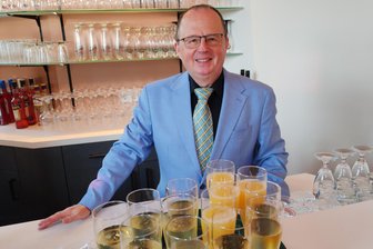 Er weiß schon vorher, was Theatergäste bestellen: Zwickauer Ensemble hebt das Glas auf den Mann am Tresen – zum letzten Mal - Zum festlichen Anlass im himmelblauen Anzug hinter der Theke im Gewandhaus-Foyer: Mario Lahr, der Gastronomische Leiter des Theatercaterings.