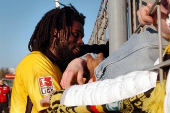 Er wurde nur 42 Jahre alt: Ex-Publikumsliebling von Dynamo Dresden tot - Daniel Jules Wansi hatte immer gern den Kontakt mit den Fans in der Kurve der Dynamo-Fans gesucht.
