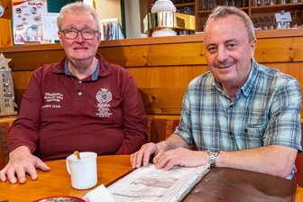 Erbgericht Satzung: Im Traditionsgasthaus auf dem Erzgebirgskamm geht eine Ära zu Ende – und doch nicht so ganz - Die Gesichter des Erbgerichts: Peter Meier und Uwe Günther (v. l.). Jahrzehnte haben sie gemeinsam die Satzunger Lokalität betrieben.
