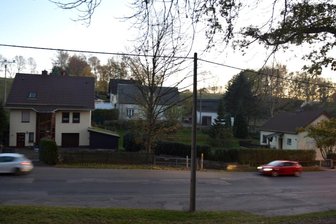 Erbisdorfer Wasser: Kosten und Baustart weiterhin unklar - Seit Jahrzehnten warten die Anwohner der Staatsstraße 206 in St. Michaelis auf den Baubeginn eines besonders gefährdeten Abschnitts des Erbisdorfer Wassers und eine Sanierung der arg gebeutelten Fahrbahn.