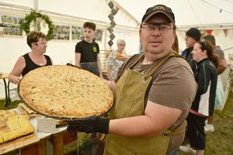 Erdäpfelfest Lottengrün: Bei diesem Fest im Vogtland drehte sich alles um die Kartoffel - Uwe Richter aus Schwand hatte für das Fest zehn Bleche Kartoffelkuchen gebacken.
