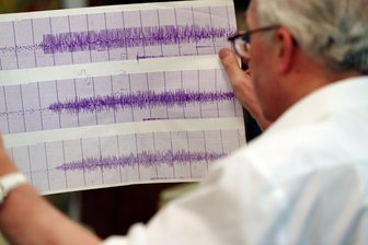 Erdbeben-Experte der Uni Leipzig zu Riesenbeben vor Russlands Küste: „Wir haben seit Wochen erhöhte Aktivität beobachtet“ - Seismologe Siegfried Wendt vom Geophysikalischen Observatorium der Universität Leipzig zeigt eine seismographische Aufzeichnung. Es handelt sich aber nicht um das aktuelle Erdbeben, sondern eines vor Sumatra 2004.