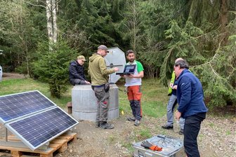 Erdbeben im Vogtland: Weltweit einmaliges Messnetz besteht Feuertaufe - Wissenschaftler des Geoforschungszentrums Potsdam am Messpunkt Tisova/Klingenthal.