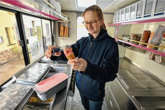 Erdbeere, Mango-Himbeere, Bueno: Diese Eissorten lieben Burgstädter - Studentin Bettina Lohr gehört zum Team von Onkel Bernds Gelato-Bus. Am Samstag steht das Eismobil erstmals auf dem Heimatmarkt in Burgstädt.