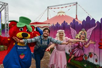 Erdbeeren und Magie: Das neue Sommertheater lockt Familien zu Karls in Döbeln - Maskottchen Karlchen, Bauer Otto und die magische Fee traten am Freitag zur Generalprobe vor das neue Theaterzelt bei Karls in Döbeln.