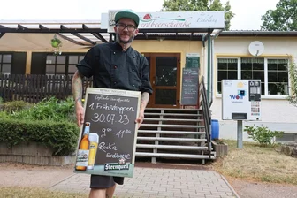 „Erdbeerschänke“ in Wilkau eröffnet: Wirt Ronald Otto vom Start am neuen Standort begeistert - Wirt Ronald Otto vor seiner neuen Gaststätte in der Kleingartenanlage „Erholung“ an der Händelstraße in Wilkau-Haßlau.