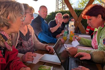 Erdbeerwein und Nostalgie: Seit zwei Jahren bereiten die Burkersdorfer ihr großes Schul- und Heimatfest vor - In der Abendsonne treffen die Burkersdorfer letzte Absprachen für ein erfolgreiches Schul- und Heimatfest.