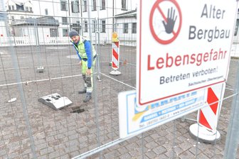 Erdboden verschluckt Pflastersteine in Brand-Erbisdorf: Sächsisches Oberbergamt untersucht Loch im Parkplatz - Uwe Kunath hat das Loch entdeckt, was sich auf dem Parkplatz hinter dem Brander Rathaus aufgetan hat.