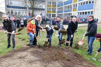 Erde für ein neues Haus - Griffen zum Spaten für Freibergs einzige private Schule: OB Sven Krüger (3. v. r.), Sybille Ott vom Vereinsvorstand, Architekt Thomas Eisenreich (4. v. r.) und Achim Steinhart von der Schulleitung (2. v. r.) mit Schülern.