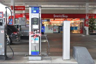 Erdgas-Tanken wird zur Luftnummer - Die Erdgastankanlage an der Dresdner Straße in Freiberg wird nicht mehr repariert. Die umweltfreundliche Alternative habe sich nicht wie erhofft durchgesetzt, teilt Stadtwerke-Chef Axel Schneegans mit. Mit dem Vormarsch der Elektromobilität sei der Erdgasabsatz für Fahrzeuge stark zurückgegangen.