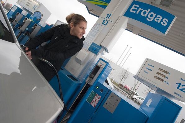 Erdgasauto: Exot in der Sackgasse - Nur rund ein Dutzend Tankstellen bietet in Südwestsachsen komprimiertes Erdgas an, dem meist Bioerdgas beigemischt ist. Dabei liegen die Vorteile dieses Kraftstoffs auf der Hand: Erdgasautos sind im Unterhalt günstiger und umweltfreundlicher als Benziner oder Diesel.
