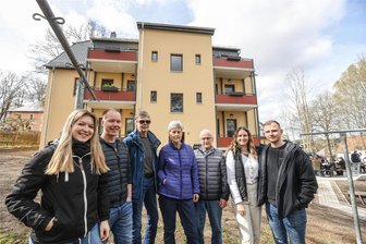 Erdgasbrenner oder Wärmepumpe bei der SWG Oederan - Warum nicht beides? - Einige der Mieter im frisch sanierten Mehrfamilienhaus in Oederan: Lena Lößner und Felix Reichelt, Constanze Erb, Gertrud und Lothar Richter sowie Lisa Marie Lange und Christopher Körner freuen sich über ihre schicken Wohnungen.