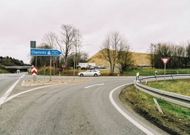 Erdhügel an der A 72 werden wohl bald ergrünen - Autobahn-Anschlussstelle Reichenbach. Seit dem vergangenen Jahr markieren große Erdhügel die Auffahrten. 