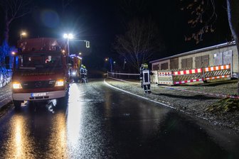 Erdloch tut sich in Stadt im Erzgebirge auf: Feuerwehr sperrt Bereich ab - Der Bereich an der Garagenanlage in Eibenstock wurde weiträumig abgesperrt.