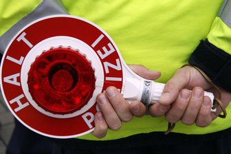 Erdmannsdorf: 20-jähriger BMW-Fahrer kollidiert mit LKW -
